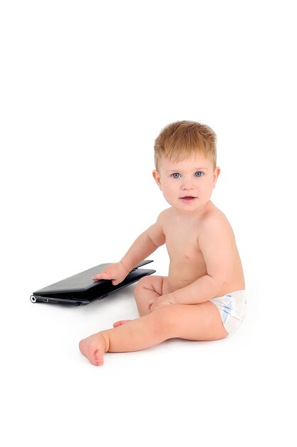 Schattige babyjongen op witte achtergrond met laptop