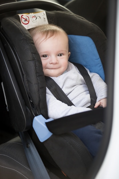 Schattige babyjongen spelen met kleurrijk speelgoed op de vloer in de woonkamer