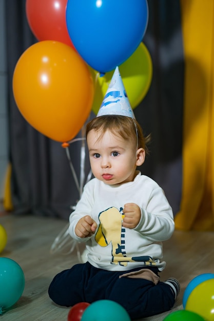 Schattige babyjongen viert eerste verjaardag Kinderverjaardagsfeestje versierd met ballonnen