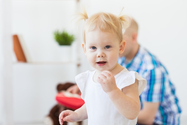 Schattige babymeisje binnen spelen. jeugd, baby en kinderen concept.