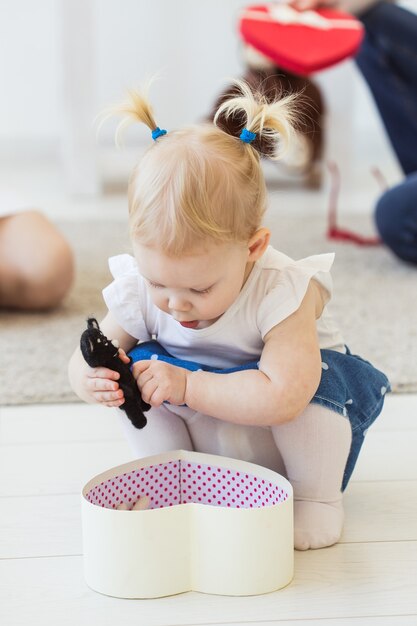 Schattige babymeisje binnenshuis spelen. Jeugd, zuigelingen en kinderen concept.