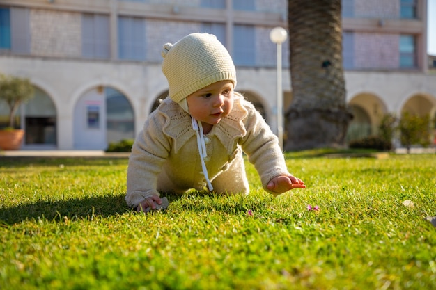 Schattige babymeisje buiten in de lente op gras, Europa