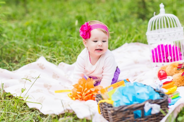 Schattige babymeisje glimlach picknick speelse weekend natuur