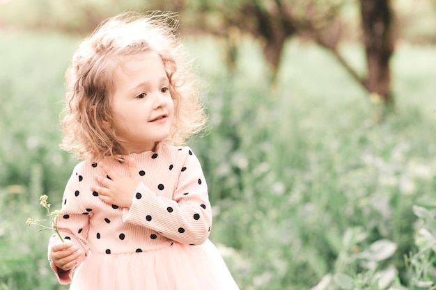 Schattige babymeisje in de weide