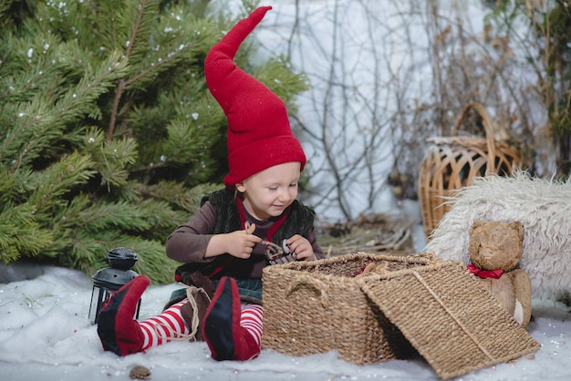 Schattige babymeisje in kerstkabouter kostuum