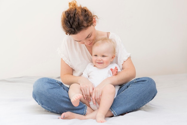 Foto schattige babymeisje met moeder