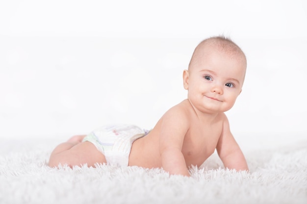 Schattige babymeisje op witte deken