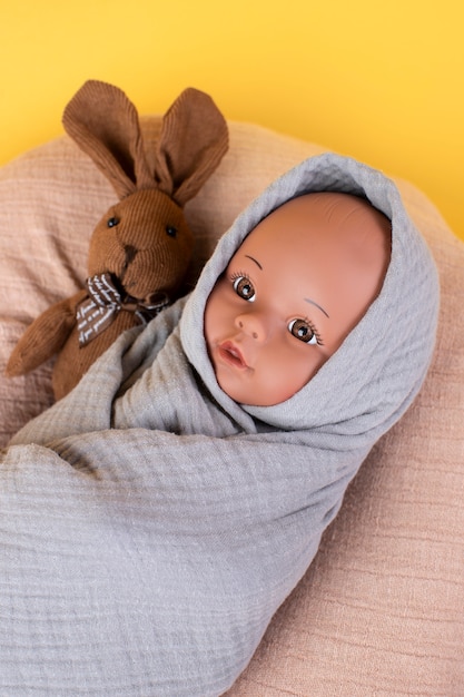 Foto schattige babypop voor kinderstilleven