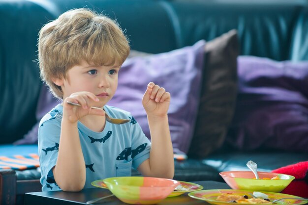 Schattige babyvoeding baby's eten jongen jongen die gezond voedsel eet