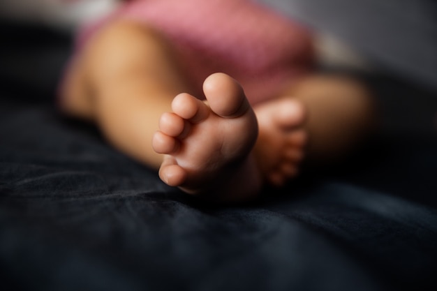 Foto schattige babyvoeten op dark