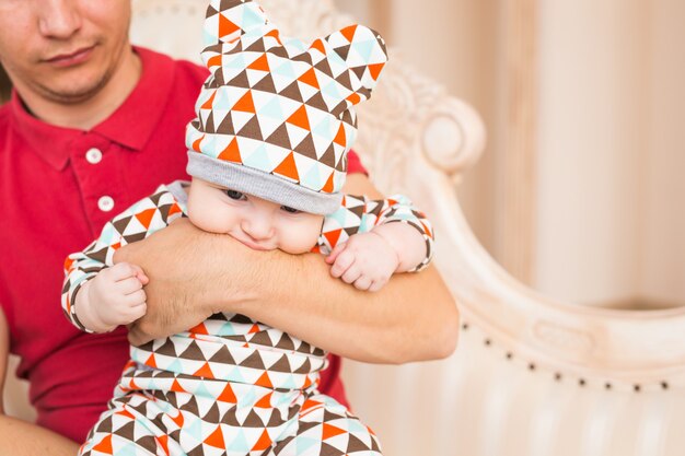 Schattige blanke baby en zijn vader. Portret van een drie maanden oude babyjongen.