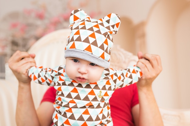 Schattige blanke baby en zijn vader. portret van een drie maanden oude babyjongen.