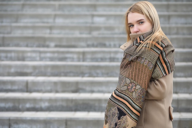 Schattige blonde in de stad koffie drinken op de trap