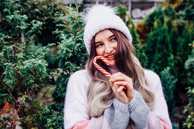 Schattige brunette in trui met kerstboom