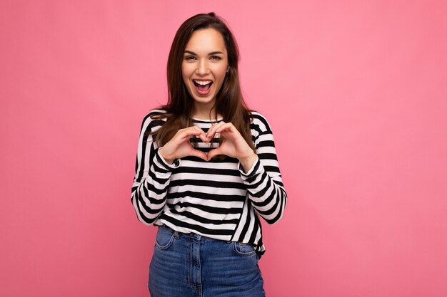 schattige brunette vrouw met oprechte emoties