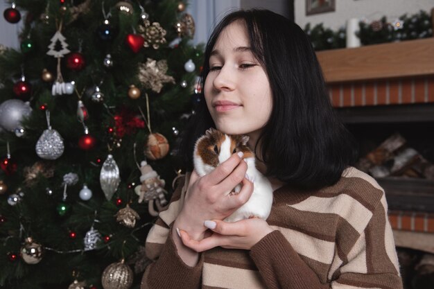 Schattige cavia in de armen van het meisje, kind en dier concept