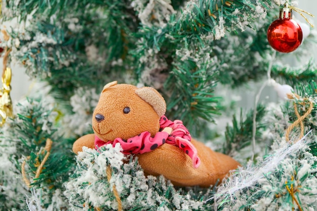 Schattige eekhoorn knuffel op een besneeuwde kerstboom