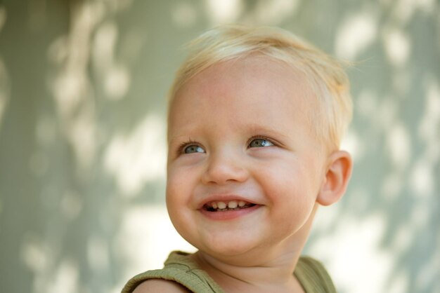 Schattige en zorgeloze kleine baby gelukkig lachend gezondheid is echte schoonheid babyjongen geniet van een gelukkige kindertijd he...