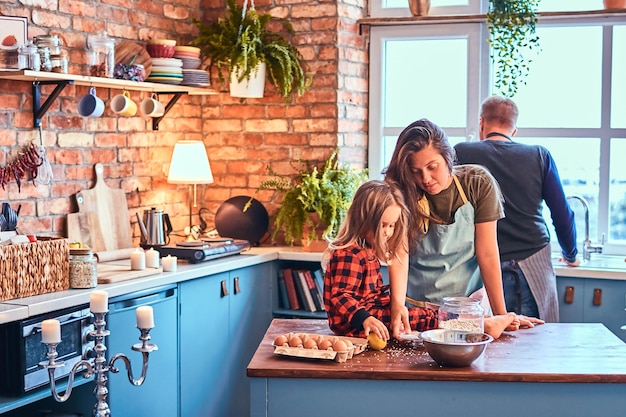 Schattige familie samen koken ontbijt in loft-stijl keuken.