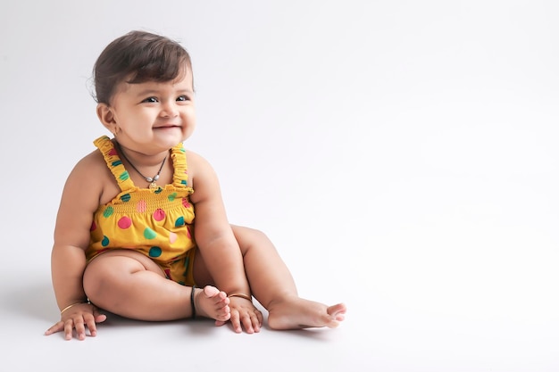 Schattige Indiase babymeisje glimlachend en expressie geven