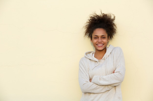 Schattige jonge Afro-Amerikaanse vrouw die lacht