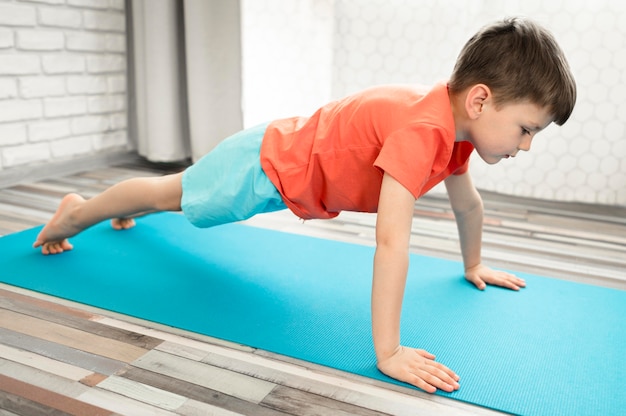 Foto schattige jonge jongen opleiding thuis