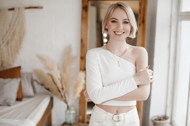 schattige jonge vrouw binnen