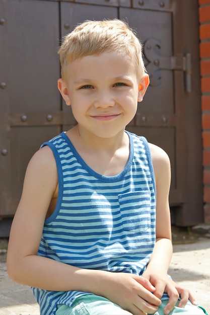 Schattige jongen in het zomerpark