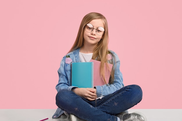 Schattige jongen in trendy outfit denken huiswerk