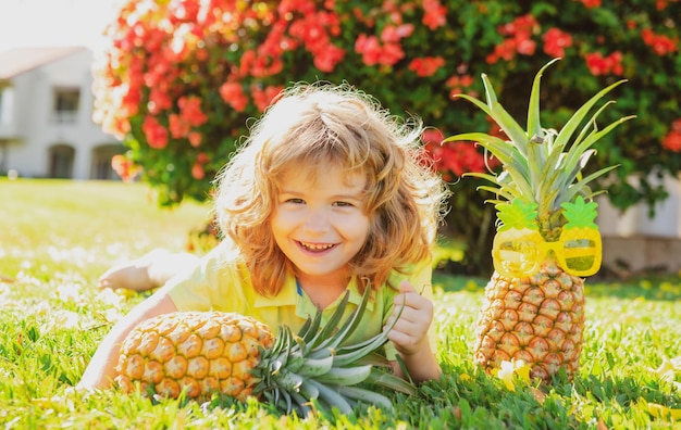 Schattige jongen met ananas vers tropisch fruit voor kinderen gezonde levensstijl met vers biologisch fruit