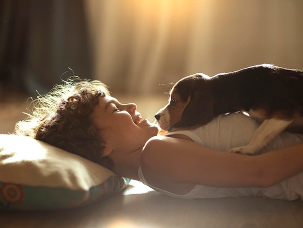 schattige jongen spelen met beagle puppy