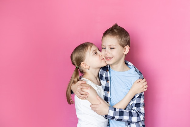 Foto schattige kinderen, broer en zus 7-9 jaar oud glimlachen