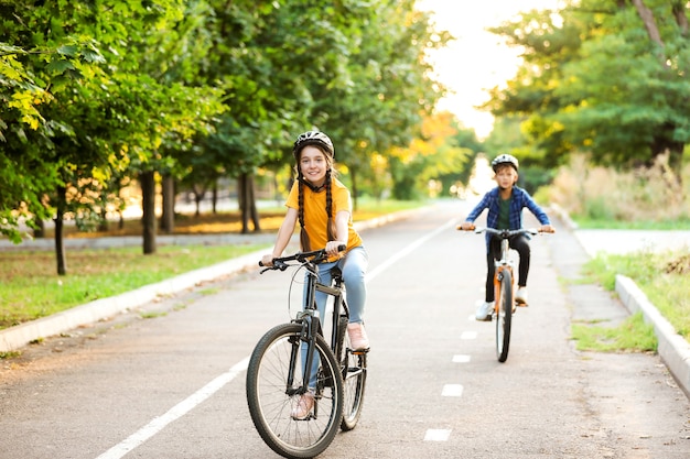 Schattige kinderen fietsen buiten