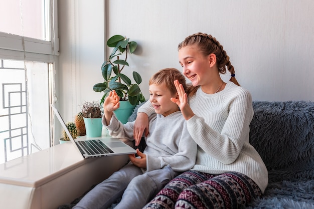 Schattige kinderen hebben videogesprek met grootouders op laptop Blijf thuis, communicatieconcept op afstand