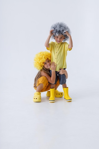 Schattige kinderen in pruiken knuffelen in studio