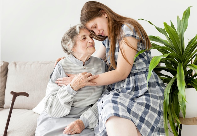 Schattige kleindochter oma knuffelen