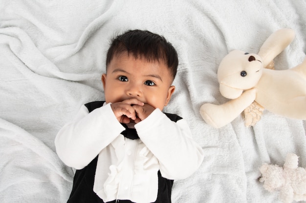 Schattige kleine Aziatische babyjongen