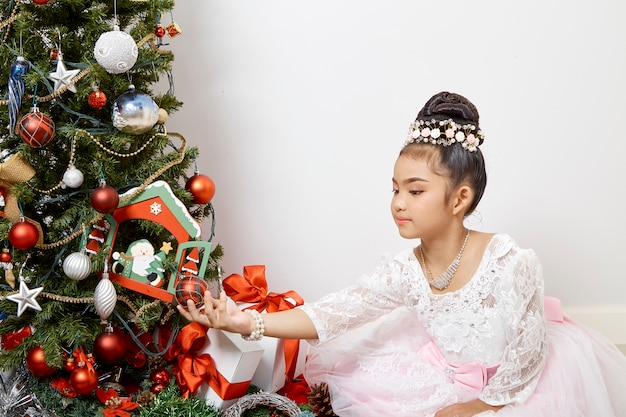 Schattige kleine Aziatische meisje Merry Christmas