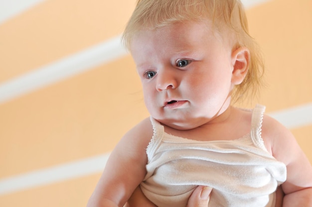 schattige kleine baby binnen close-up portret