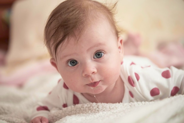 Schattige kleine baby die met de hand speelt en lacht zonder tanden grappige glimlach