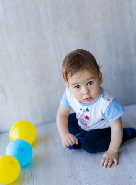 Schattige kleine baby gezicht camera kijken Knap peuter portret