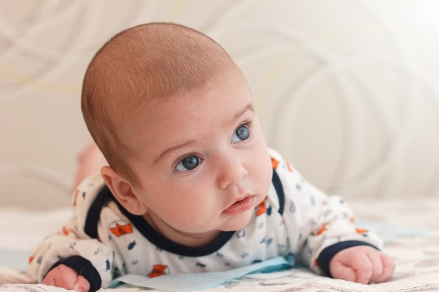 Schattige kleine baby kruipen in bed