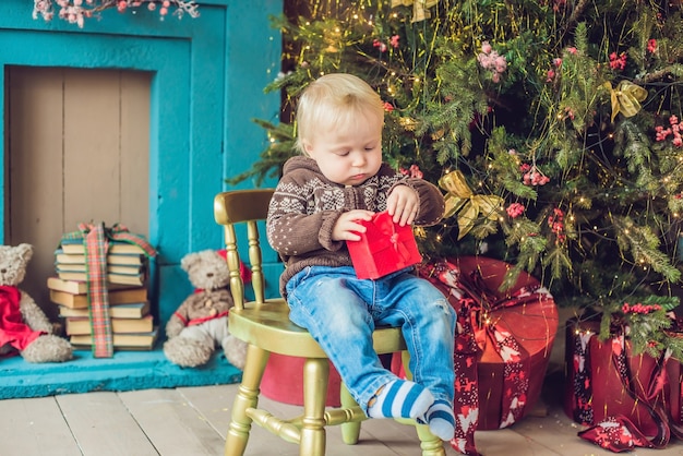 Schattige kleine baby met zijn kerstcadeautje thuis