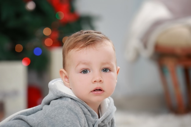 Schattige kleine baby thuis. kerst concept