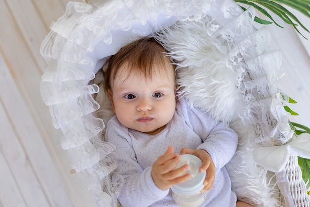 Schattige kleine babymeisje in een mooie wandelwagen