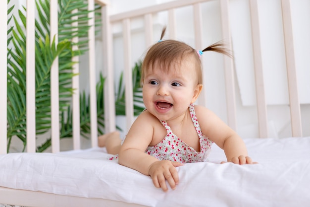 Schattige kleine babymeisje in haar mooie bed