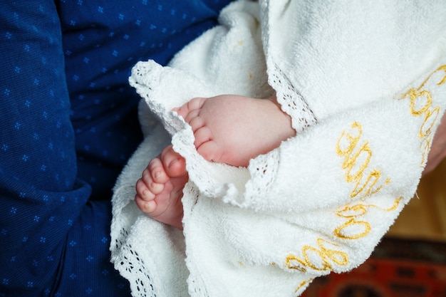 Foto schattige kleine babyvoetjes in de middag