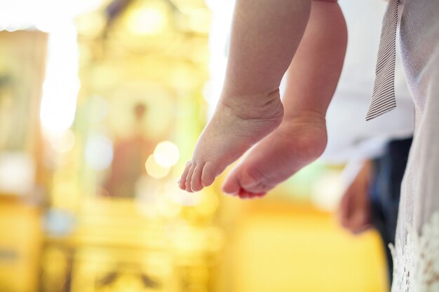 Schattige kleine babyvoetjes in de middag