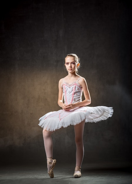 Schattige kleine ballerina dansen in de studio