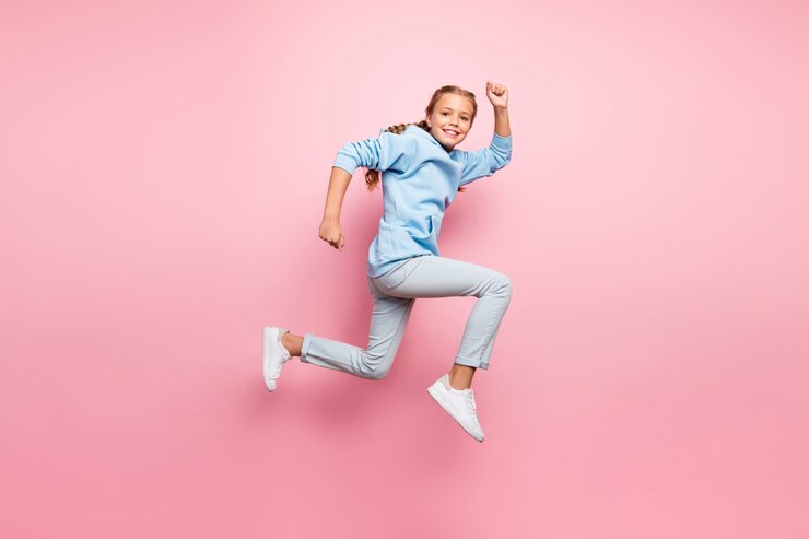 Schattige kleine blonde meisje in een blauwe trui